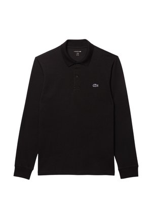 Czarna koszulka polo z długim rękawem, wykonana z bawełny, z kołnierzykiem zapinanym na guziki, ściągaczami przy mankietach oraz małym białym logo Lacoste na lewym piersi.