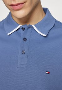 Tommy Hilfiger MONOTYPE UNDERCOLLAR  - Polo - faded indigo
