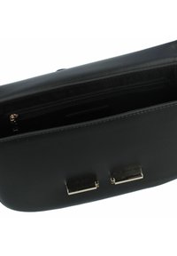 Borsa a tracolla in pelle nera con una texture liscia, dotata di chiusura a pattina e hardware in tonalità dorata. L'interno include una tasca con zip.