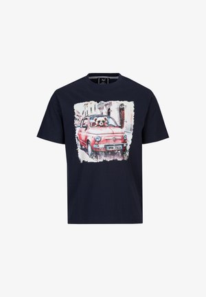 Navy Baumwoll-T-Shirt mit einem bunten Grafikdruck eines roten Oldtimers, der einen Teddybären auf dem Fahrersitz hat. Mit kurzen Ärmeln.