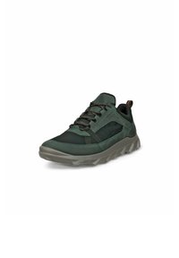Sneaker da escursionismo impermeabile di colore verde scuro con pannelli in rete nera, lacci con accenti arancioni e suola spessa e robusta di colore grigio.