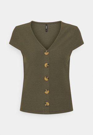 Top de manga corta acanalado en verde oliva con escote en V y cinco botones decorativos marrones en la parte delantera. Textura suave y diseño ajustado.