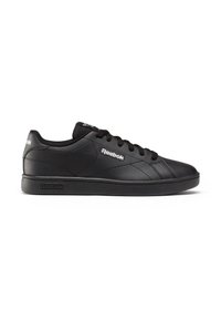Zapatillas Reebok negras con una parte superior de cuero suave, punta redonda, acentos texturizados y cordones planos negros, con un logo en el lateral y en la lengüeta.