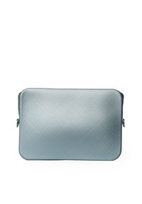 Borsa rettangolare blu chiaro con superficie testurizzata, chiusura con zip e dettagli in metallo sui lati. Materiale liscio e resistente.