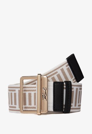Ceinture en tissu à motif blanc et beige avec boucle rectangulaire dorée gravée du nom "Karl" et passant et extrémité en cuir noir.