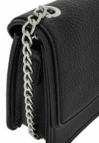 Czarna skórzana torebka na ramię z teksturowaną powierzchnią, łańcuszkowym paskiem oraz usztywnioną konstrukcją z kontrastowym przeszyciem i metalowymi detalami.
