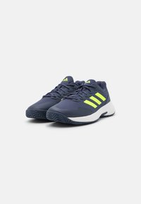 adidas Performance GAMECOURT 2 - Pantofi de tenis pe zgură - shadow navy/lucid lemon/core white