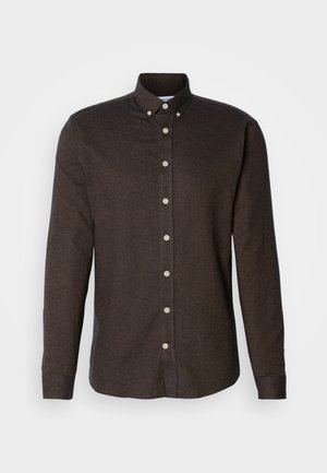 Brązowa koszula z długim rękawem, z guzikami, wykonana z teksturowanej tkaniny, z kołnierzykiem w kształcie szpicu i białymi guzikami z przodu.