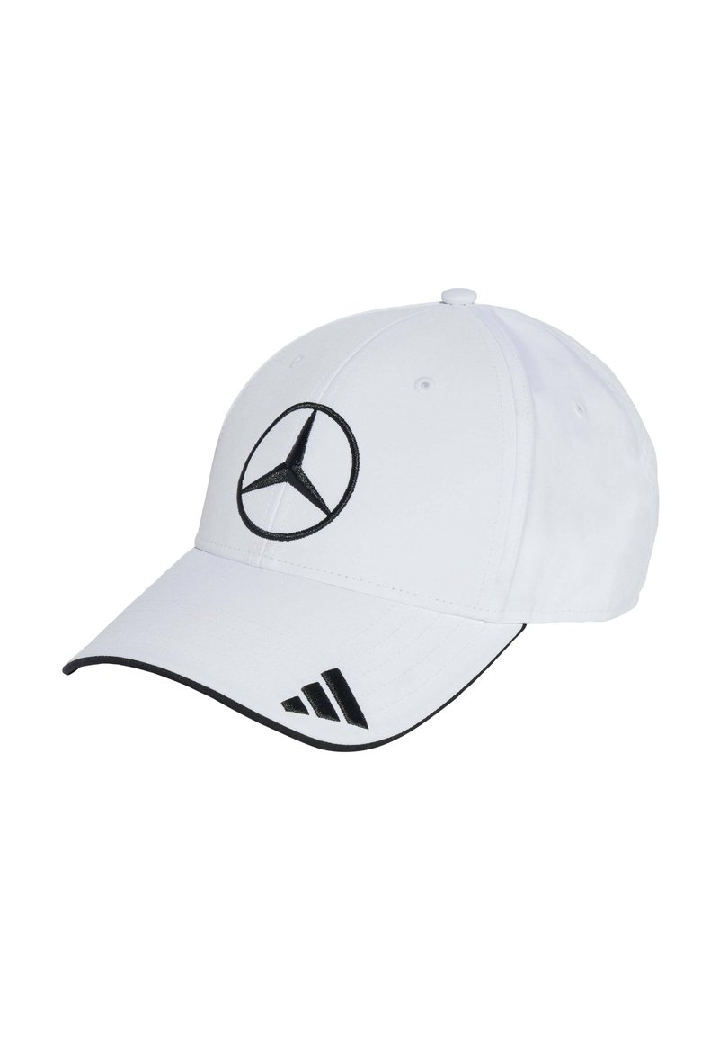 Hvid baseballcap med sort Mercedes-logo på fronten og sorte Adidas-striber på siden. Har en buet skygge og justerbar bag.