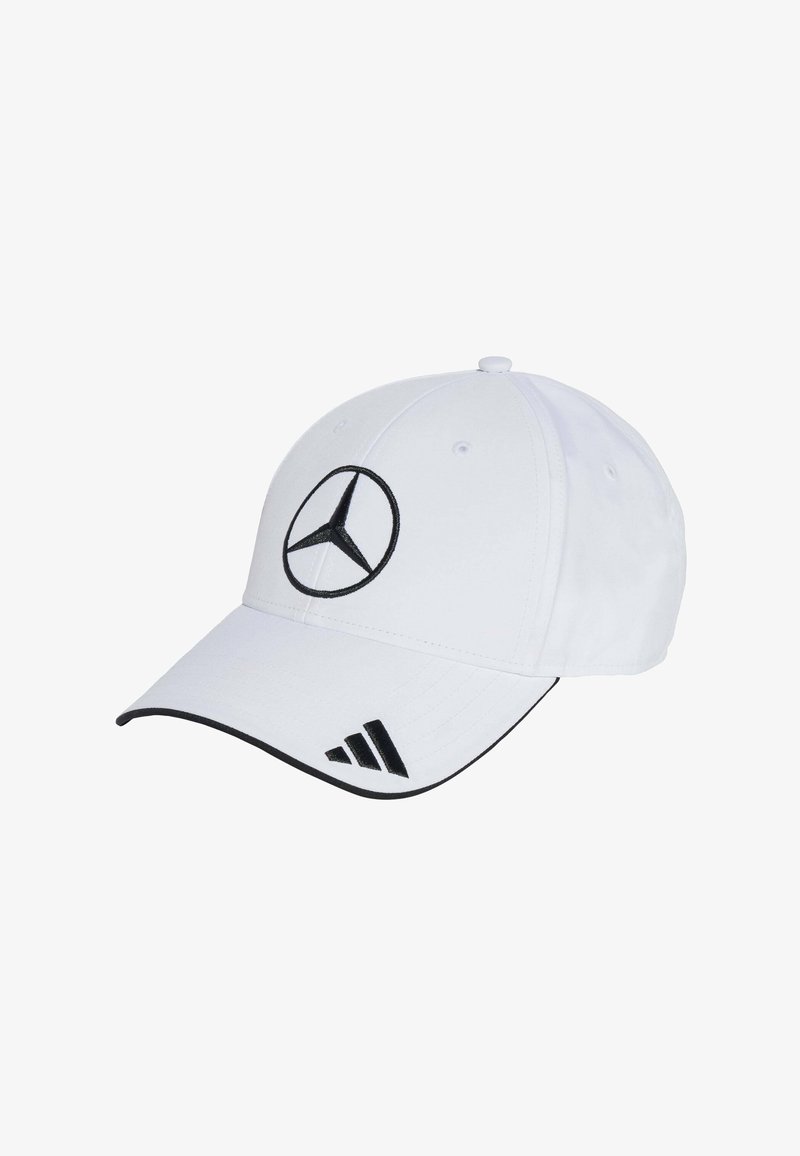 Weißes Baseballcap mit schwarzem Mercedes-Logo auf der Vorderseite und schwarzen Adidas-Streifen an der Seite. Verfügt über einen gebogenen Schirm und eine verstellbare Rückseite.