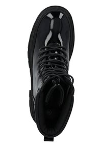 Czarne lakierowane botki za kostkę z okrągłym noskiem, sznurówką z przodu, wyściełanym kołnierzem i pętelką z tyłu. Gładkie, błyszczące wykończenie.