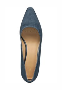 Scarpa con tacco alto a punta in suede blu navale. Presenta una morbida soletta color cammello con fori di ventilazione e un interno liscio.