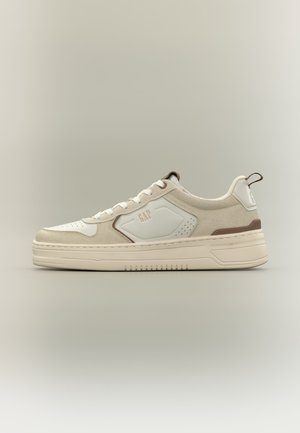 Sneaker beige e bianco a taglio basso con suola spessa, design con lacci e logo "GAP" sul pannello laterale.