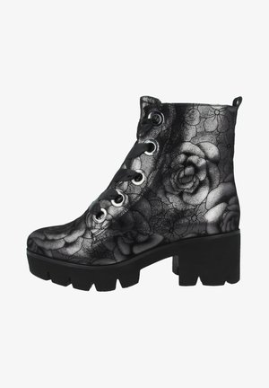Bottine noire à lacets avec talon et semelle épaisses, ornée d'un motif floral gris sur la tige en cuir.