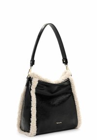 Borsa nera con rifiniture in ecopelliccia, texture in pelle liscia, forma curva e una sola tracolla. Presenta dettagli in hardware dorato.