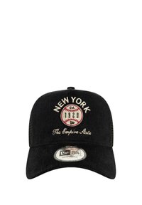 Gorra de béisbol de pana negra con el texto bordado "NUEVA YORK", un diseño de béisbol y "El Estado de Empire." Correa ajustable en la parte trasera.