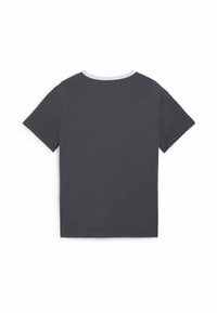 Camiseta de manga corta gris con cuello redondo, que presenta un cuello acanalado blanco y una textura lisa y uniforme.