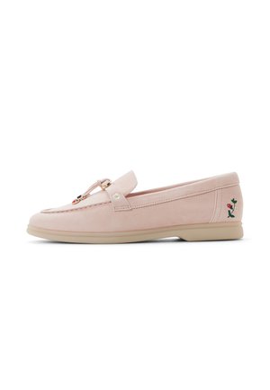 Roze suède loafers met een ronde neus, voorzien van decoratief gouden beslag en geborduurde bloemaccenten aan de zijkant. Platte rubberen zool.
