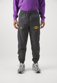 Nike Performance NBA LOS ANGELES LAKERS JORDAN PANT - Klubu apģērbs - medium ash/purple smoke