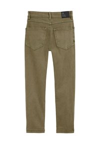 Olijfgroene jeans met een fitted vorm, vijf zakken en verstevigde stiksels. Bevat een merklabel op de tailleband.