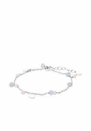 Sølvkædearmbånd med skiftevis små blå og hvide perler samt en lås med justerbare led.