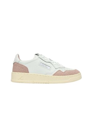 Sneaker bianca low-top con suola beige e dettagli in suede rosa su tallone e punta, con chiusura con lacci e dettagli traforati.