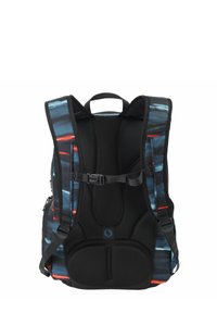 Sac à dos avec un filet noir et un dos rembourré, présentant des rayures horizontales colorées en bleu, rouge et gris. Sangles réglables et quincaillerie visible.