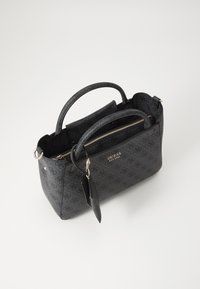 Borsa nera testurizzata con doppi manici, hardware dorato e etichetta staccabile. Presenta una chiusura con cerniera e un motivo in rilievo del logo.