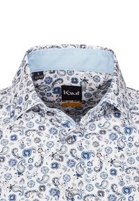 Camicia bianca con motivo floreale e paisley blu, colletto celeste, etichetta visibile, bottoni di colore contrastante, taglia indicata S.