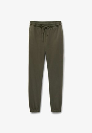 Oliwkowo zielone spodnie dresowe wykonane z miękkiego materiału, wyposażone w elastyczny pas z sznurkiem, zwężane nogawki i boczne kieszenie.