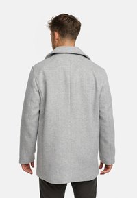 Grijs wollen jasje met een brede kraag, achternaden en een rechte pasvorm. Lange mouwen en een schoon, minimalistisch ontwerp. Geschikt voor verschillende gelegenheden.