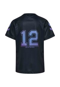 Schwarzes Sporttrikot aus glattem Stoff mit der Nummer "12" in einem Farbverlauf von Lila und Weiß, darunter der Text "LIGHT UP THE WORLD".