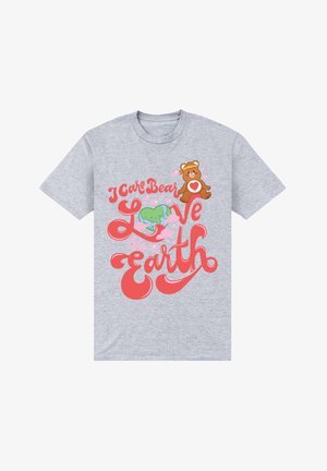 Graues Baumwoll-T-Shirt mit einem Cartoon-Bären und dem Text "Ich kümmere mich um den Bären, liebe die Erde" in pinken und roten Buchstaben, mit einem Herzdetail auf dem Bären.