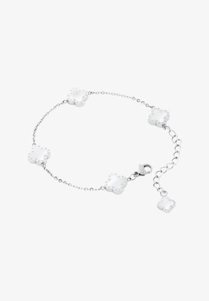 Zilveren armband met vijf witte charms in de vorm van klaverblaadjes en een verstelbare sluiting met kreeftenhaak.