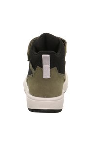 Vysoké tenisky s olivově zelenou semišovou texturou a černými síťovinovými panely. Bílá podrážka, černá vnější podrážka a bílá poutka na zadní straně.