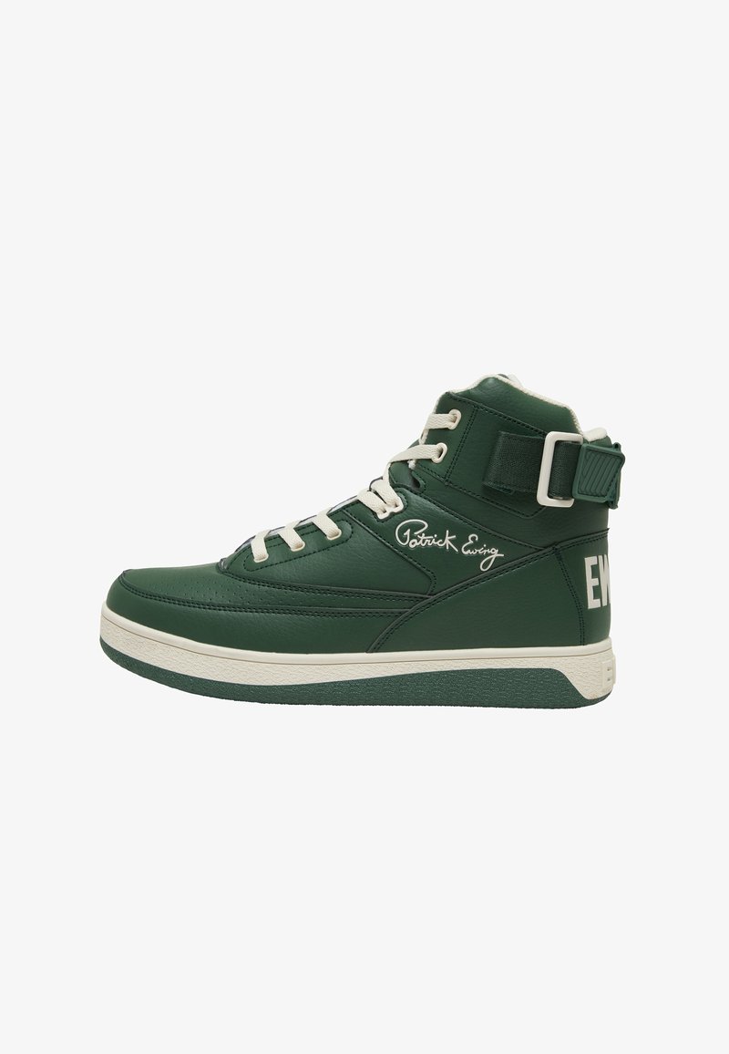 Baskets montantes vert foncé avec lacets blancs, sangle latérale, semelle blanche, et signature "Patrick Ewing" sur le côté.