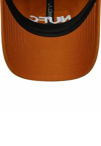 Orangene Baseballkappe mit einem schwarzen Schirm, aus strukturiertem Stoff und mit einem weißen Logo, das innen auf die Kappe gestickt ist.