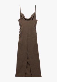 Abito marrone, a coste, senza maniche con scollo drappeggiato e spacco frontale. Il tessuto ha un aspetto strutturato e una silhouette aderente.