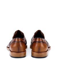 Bruine leren dresschoenen met een gladde afwerking, ronde neus, contrasterende stiksels en houten hak. Eenvoudig ontwerp zonder zichtbare hardware.