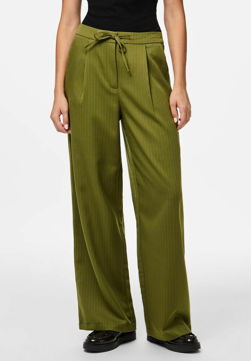 Pantalons vert olive à jambes larges avec des rayures verticales, dotés d'une taille à cordon et de deux plis à l'avant. Tissu lisse avec un léger éclat.