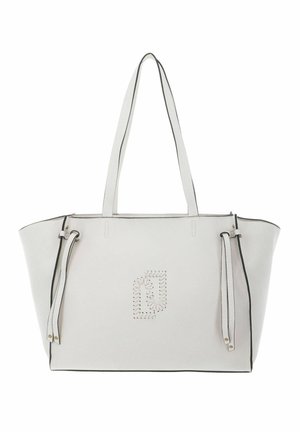 Witte leren totebag met dubbele lange handvatten, decoratieve zijriemen met gouden studs en een gestikt geometrisch patroon aan de voorkant in het midden.