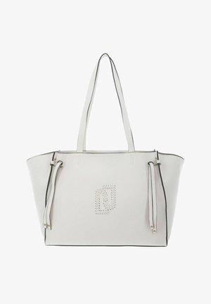 Witte leren totebag met dubbele lange handvatten, decoratieve zijriemen met gouden studs en een gestikt geometrisch patroon aan de voorkant in het midden.