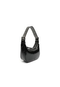 Sac à main en cuir noir avec une forme courbée, doté d'une large sangle cloutée fixée par du matériel en argent. Texture lisse et design compact.