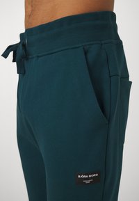 Björn Borg CENTRE TAPERED PANTS - Pantalones deportivos - reflecting pond