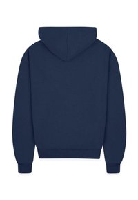Marineblå hettegenser med kengurulomme, snøring i hetten og ribbestrikkede mansjetter. Glatt tekstur med et enkelt, uformet design.