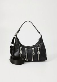 Borsa a tracolla in pelle nera con cinque cerniere verticali in argento e una tracolla nera regolabile e staccabile, su uno sfondo chiaro uniforme.