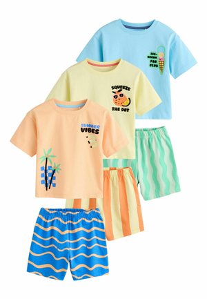 Tri farebné detské súpravy s tričkami s krátkym rukávom so vzormi s letnou tematikou a zodpovedajúcimi pruhovanými alebo vlnkovými krátkymi nohavicami.
