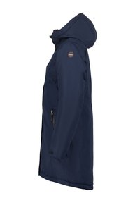 Giacca impermeabile blu navy con cappuccio, tasche laterali con zip e una texture liscia. Include un logo sulla spalla sinistra.