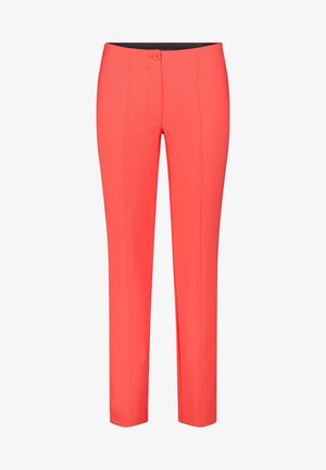 Korallfärgade byxor med rak passform, med knäppning och vertikala sömdetaljer. Tillverkade av ett mjukt, lätt material.