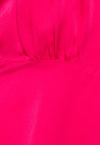 Fuchsiové šaty z hladké, lesklé látky. Mají nabrání v pase, které vytváří strukturovaný vzhled.